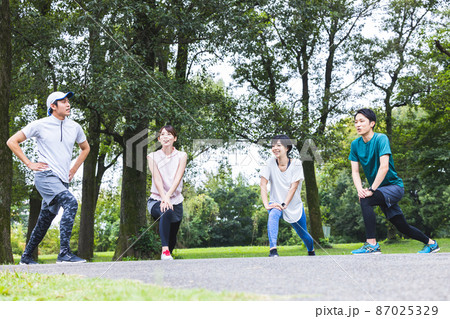 ジョギングする男女 87025329