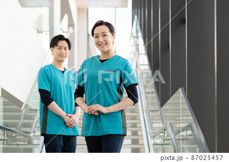 若い2人の医師 撮影協力:LINK FOREST 若い2人の医師 撮影協力:LINK FOREST 87025457