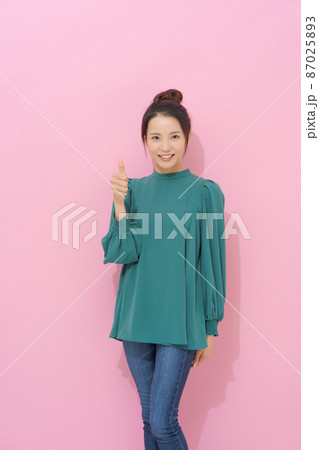 20代女性ポートレート ピンク背景 20代女性ポートレート ピンク背景 87025893