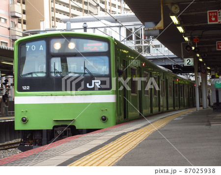 放出駅に停車中の国鉄201系電車 放出駅に停車中の国鉄201系電車 87025938