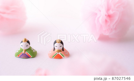 ひな人形とピンクの花 87027546