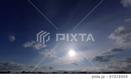 冬の朝空・朝陽と暈・広角・220204am 冬の朝空・朝陽と暈・広角・220204am 87028968