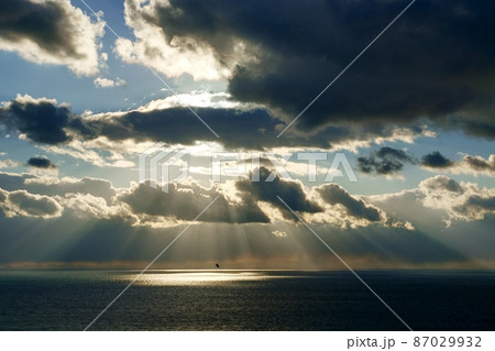 冬の空と海・午後の太陽と雲が創ったダイナミックな風景 冬の空と海・午後の太陽と雲が創ったダイナミックな風景 87029932