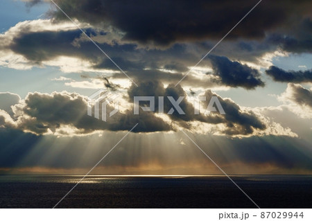 冬の空と海・午後の太陽と雲が創ったダイナミックな光芒 冬の空と海・午後の太陽と雲が創ったダイナミックな光芒 87029944
