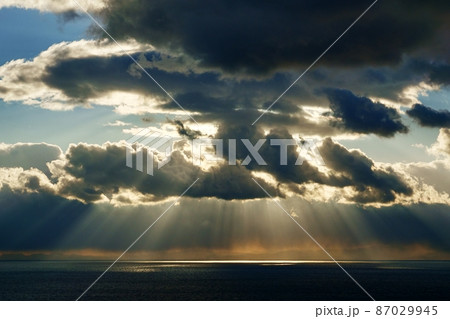 冬の空と海・午後の太陽と雲が創ったダイナミックな光芒 冬の空と海・午後の太陽と雲が創ったダイナミックな光芒 87029945