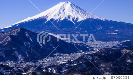 厳冬の朝・高川山より望む雄大な富士山 87030531