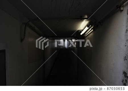 暗い孤独な地下道・心象風景 87030653