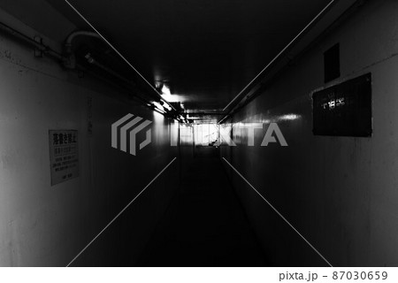 暗い孤独な地下道・心象風景 87030659