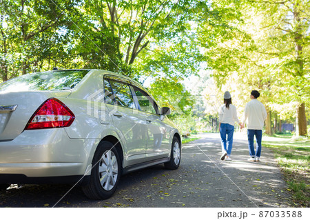 ドライブデートを楽しむ若い男女 ドライブデートを楽しむ若い男女 87033588