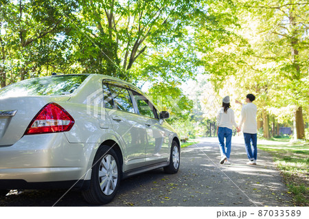 ドライブデートを楽しむ若い男女 87033589