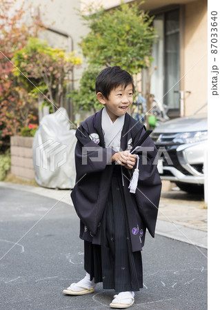 羽織袴を着た5歳の男の子 羽織袴を着た5歳の男の子 87033640
