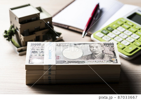 札束（お金）と住宅模型 87033667