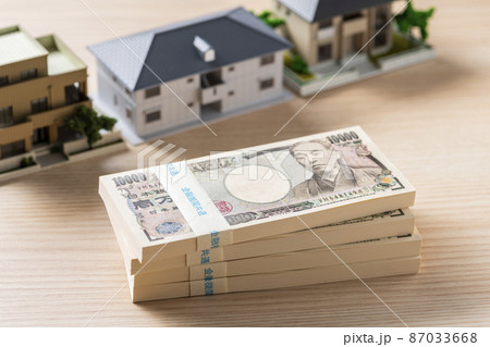札束（お金）と住宅模型 87033668