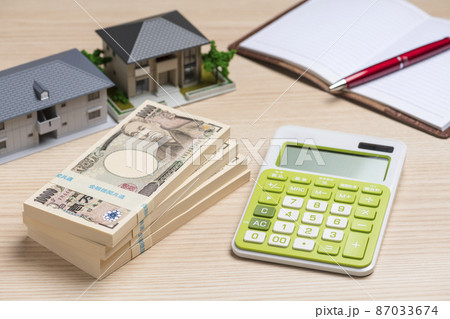 札束（お金）と住宅模型 87033674