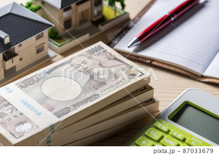 札束（お金）と住宅模型 87033679