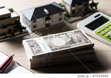 札束（お金）と住宅模型 87033680