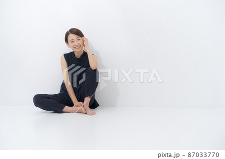 30代女性　ポートレート　全身 87033770