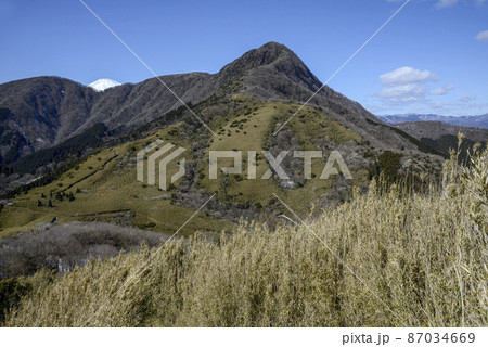 冬の金時山と富士山【矢倉沢峠付近】 冬の金時山と富士山【矢倉沢峠付近】 87034669