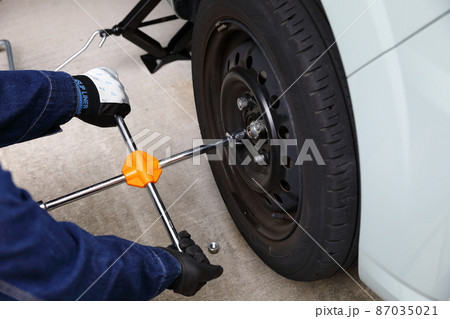 ノーマルからタイヤスタッドレスタイヤに交換する作業風景 ノーマルからタイヤスタッドレスタイヤに交換する作業風景 87035021