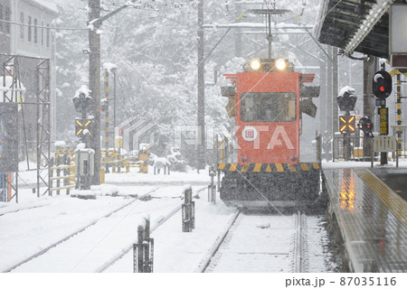 雪の強羅駅【神奈川県】箱根登山鉄道モニ1形電車 雪の強羅駅【神奈川県】箱根登山鉄道モニ1形電車 87035116