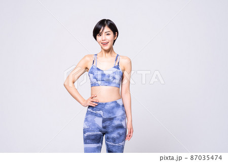 ヨガウェアの若い女性 ヨガウェアの若い女性 87035474