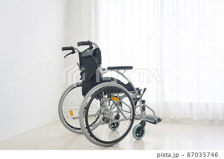 部屋にある車椅子　無人 87035746
