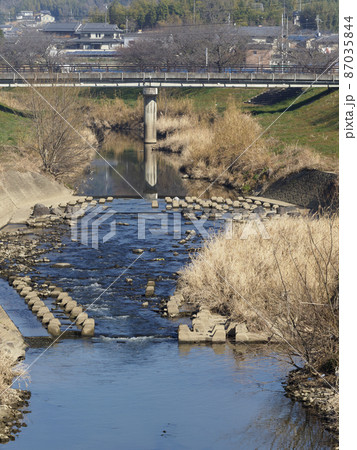 奈良を流れる竜田川と橋の風景 87035844