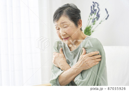 高齢女性 寒気 高齢女性 寒気 87035926