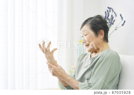高齢女性　手が痛い 87035928