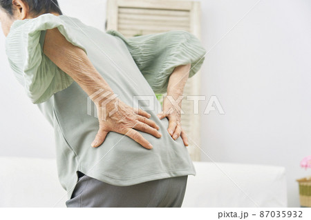 腰が痛い高齢女性　リビング 87035932