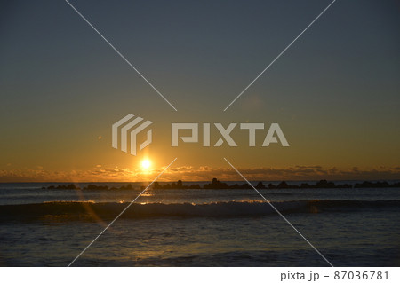 千葉県鴨川市前原海岸からみた初日の出① 87036781