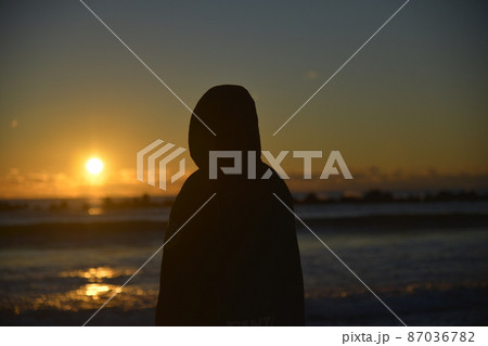 千葉県鴨川市前原海岸からみた初日の出② 87036782