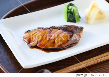 ぶりの照り焼き 87037040