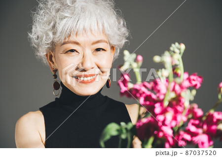 花を持つグレイヘア・シルバーヘアの日本人女性 花を持つグレイヘア・シルバーヘアの日本人女性 87037520