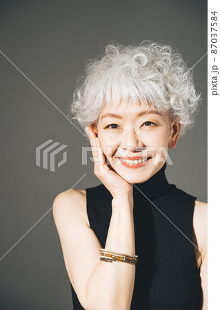 グレイヘア シルバーヘアの日本人女性の写真素材