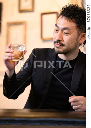 ウィスキーをバーで飲む男性 縦 ウィスキーをバーで飲む男性 縦 87038326