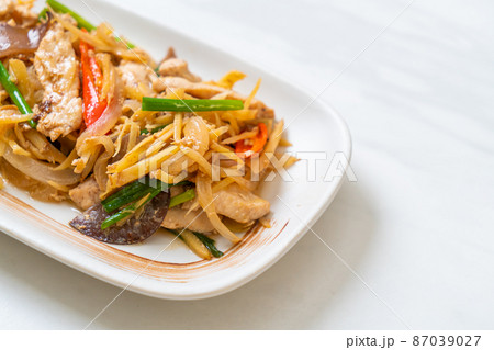 stir-fried chicken with ginger stir-fried chicken with ginger 87039027