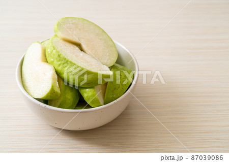 fresh guava fruits sliced 87039086