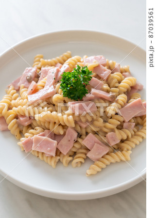 spiral pasta mushroom cream sauce with ham 87039561
