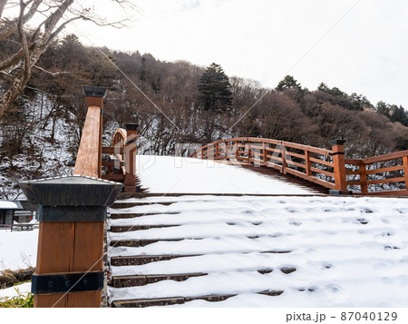 旅情豊かな冬の奈良井宿の景色 木曽の大橋 旅情豊かな冬の奈良井宿の景色 木曽の大橋 87040129
