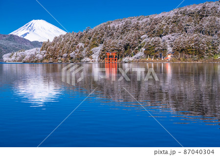 《神奈川県》富士山・雪景色の箱根芦ノ湖 87040304