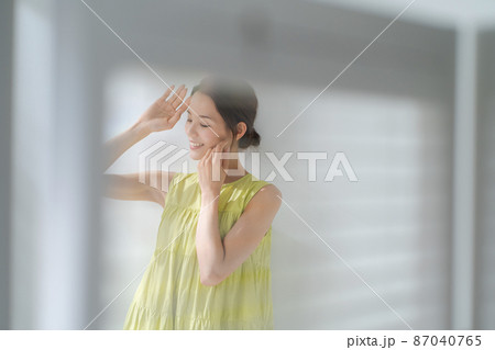 女性ポートレート 日差し 女性ポートレート 日差し 87040765