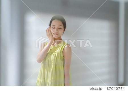 女性ポートレート 日差し 女性ポートレート 日差し 87040774