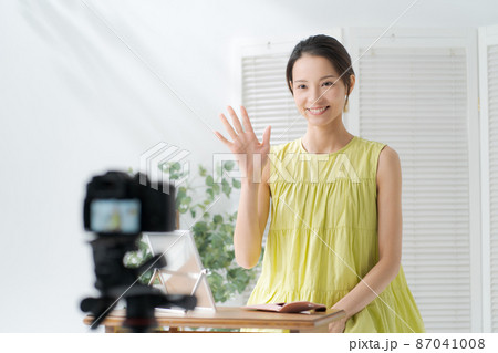 メイク動画を撮影する女性 メイク動画を撮影する女性 87041008