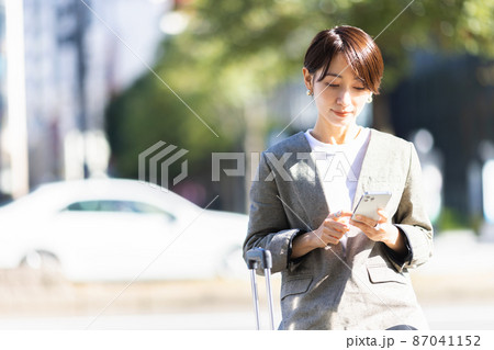 街中でスマホを操作する女性 87041152