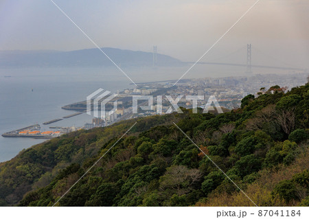 靄がかかった神戸の町並み 靄がかかった神戸の町並み 87041184