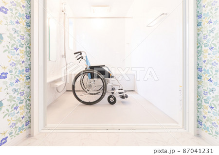 車いすの乗り入れができる、段差のないバスルーム ※プロパティリリース取得済み 車いすの乗り入れができる、段差のないバスルーム ※プロパティリリース取得済み 87041231