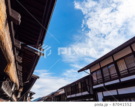 旅情豊かな冬の奈良井宿の景色　青空と屋根並み 87041552