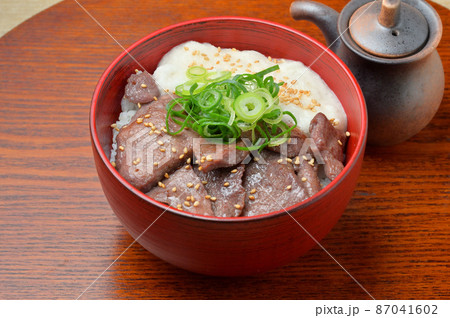 牛タンとろろ丼。牛タン焼き肉+長芋とろろのご飯丼。ネギを添えて。 87041602