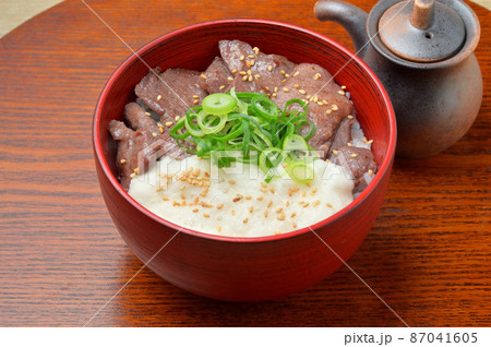 牛タンとろろ丼。牛タン焼き肉+長芋とろろのご飯丼。ネギを添えて。 87041605